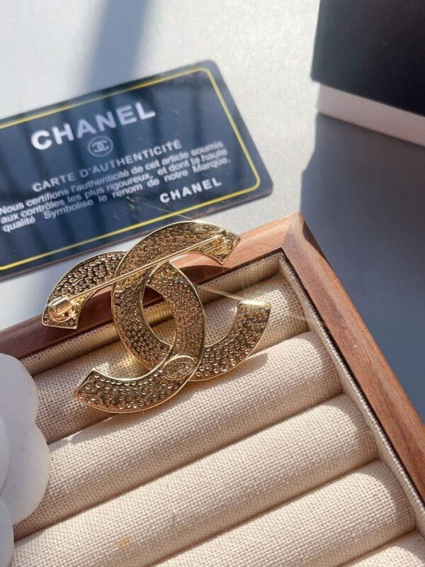 Fashion Rhinestones Gold Plated Quilted Brooch - Image 5