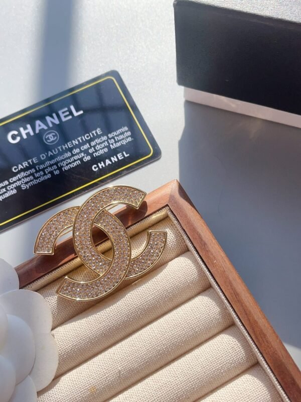 Fashion Rhinestones Gold Plated Quilted Brooch - Image 4