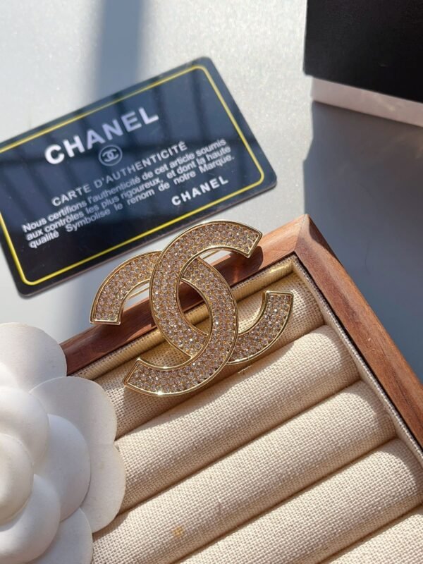 Fashion Rhinestones Gold Plated Quilted Brooch - Image 2