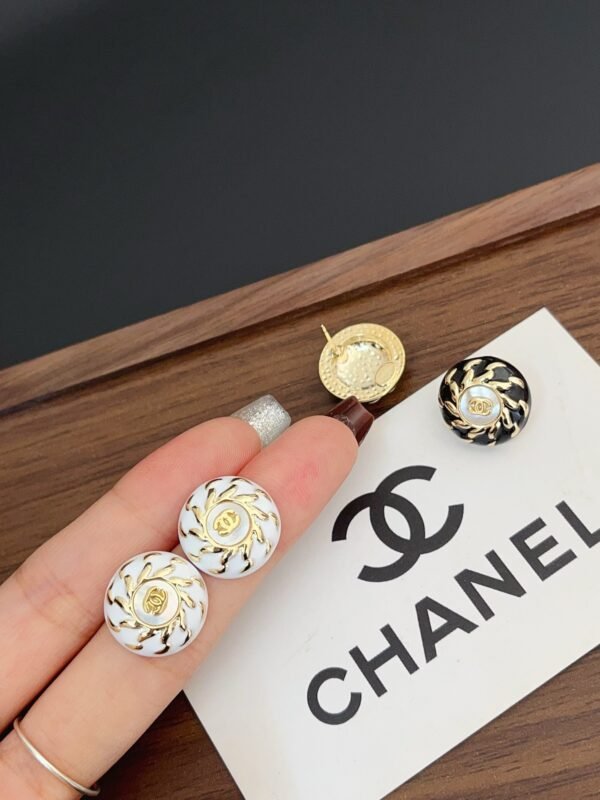 Fashion Gold Metal Black White Lacquer Earring - Image 2