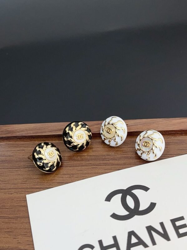 Fashion Gold Metal Black White Lacquer Earring - Image 3