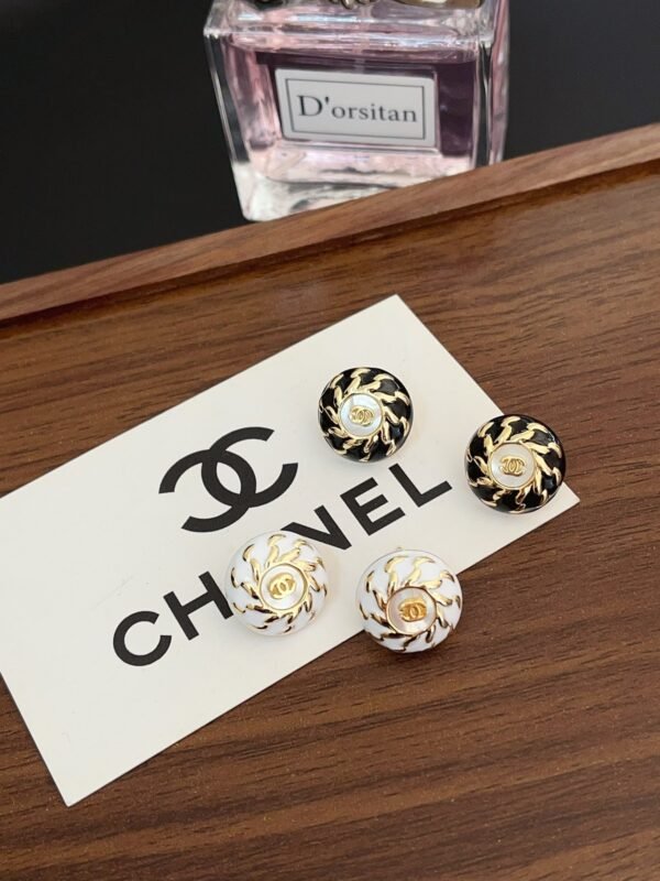 Fashion Gold Metal Black White Lacquer Earring - Image 4