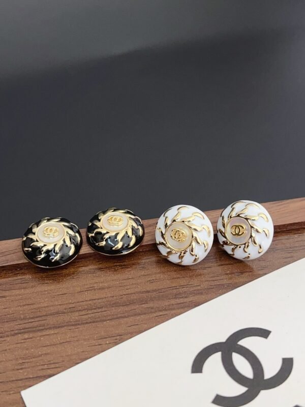 Fashion Gold Metal Black White Lacquer Earring - Image 5