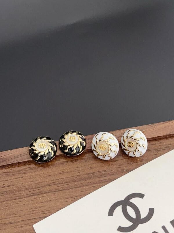 Fashion Gold Metal Black White Lacquer Earring - Image 6