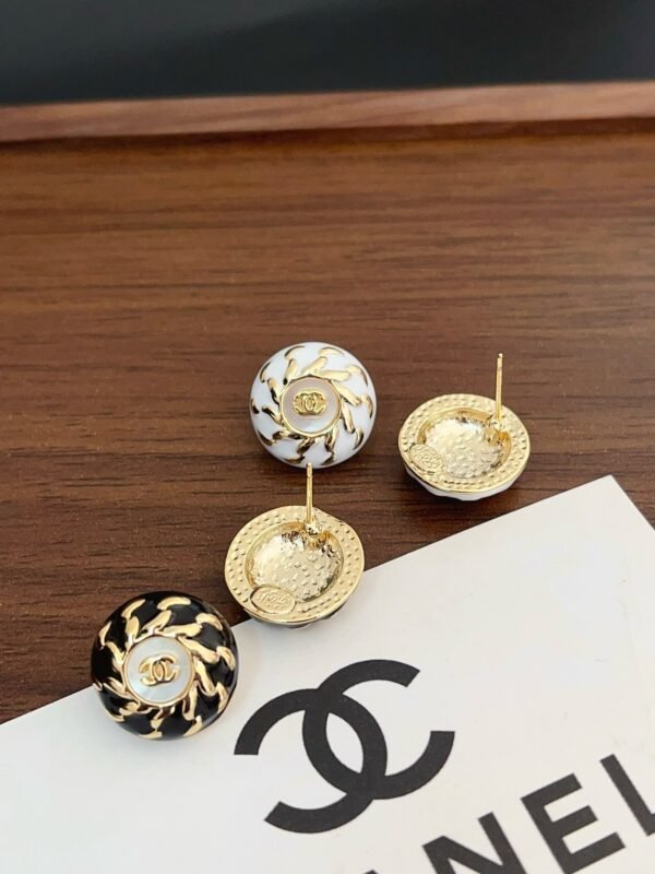 Fashion Gold Metal Black White Lacquer Earring - Image 7