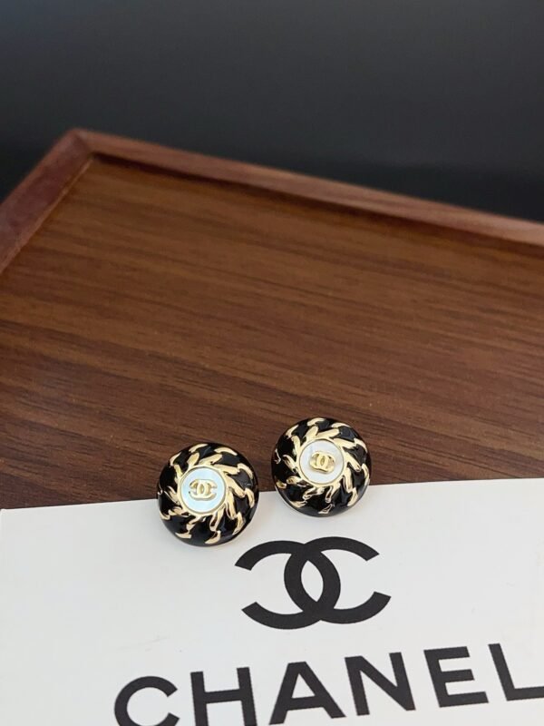 Fashion Gold Metal Black White Lacquer Earring - Image 10