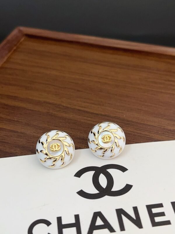 Fashion Gold Metal Black White Lacquer Earring - Image 11