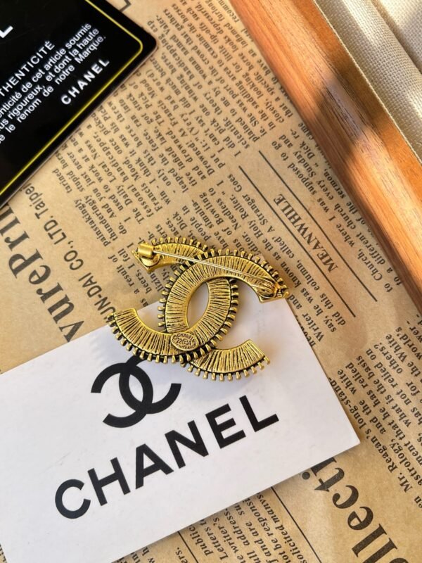 Vintage Gold Metal White Enamel Brooch - Image 5
