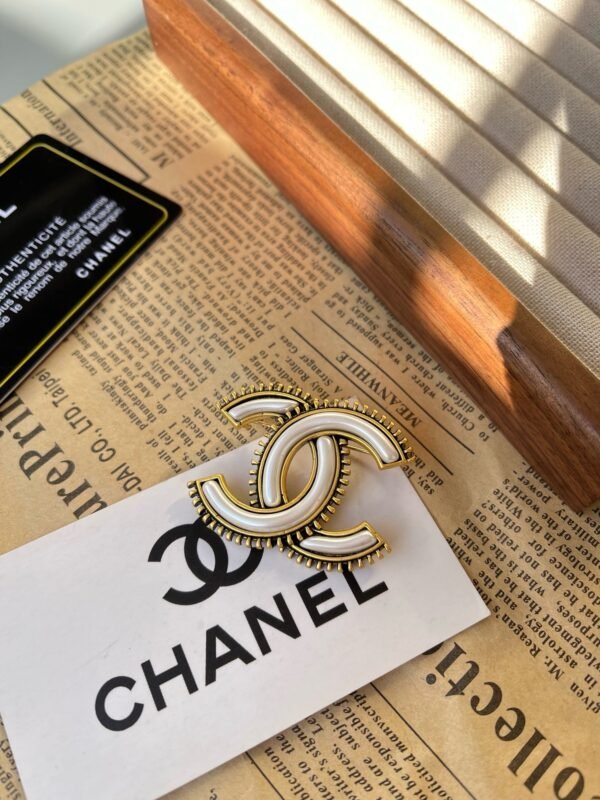 Vintage Gold Metal White Enamel Brooch - Image 9