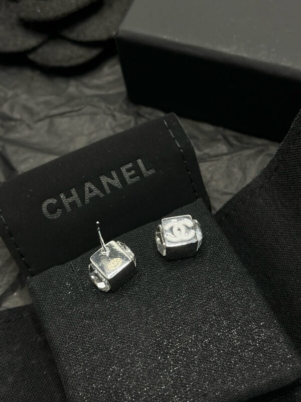 Princess Cut Diamond Earring - Image 8