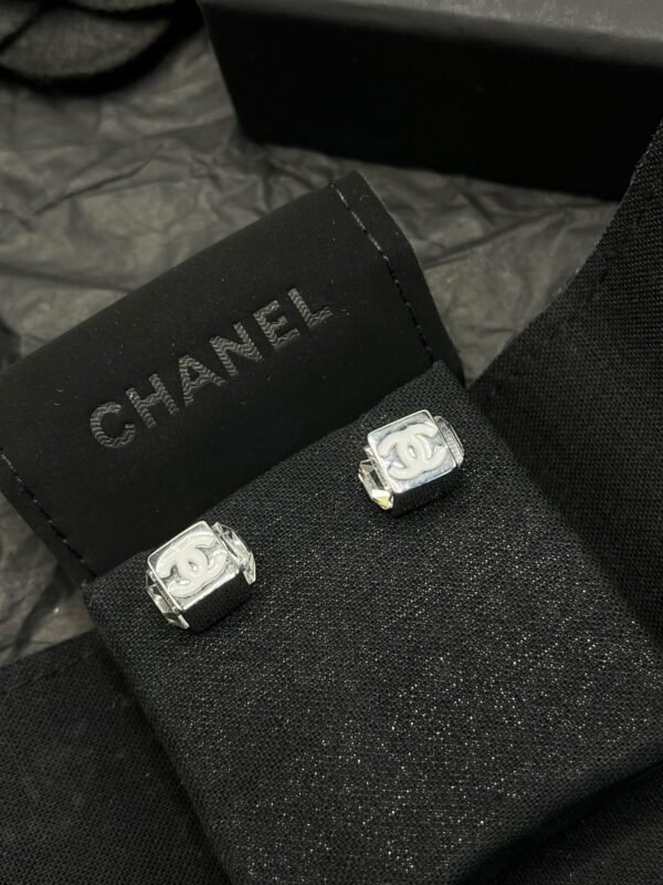 Princess Cut Diamond Earring - Image 9