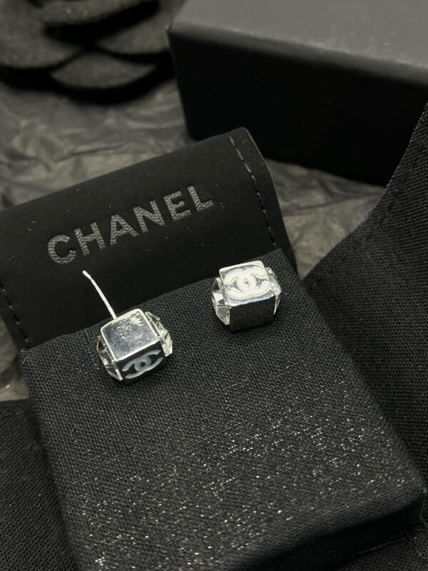 Princess Cut Diamond Earring - Image 10