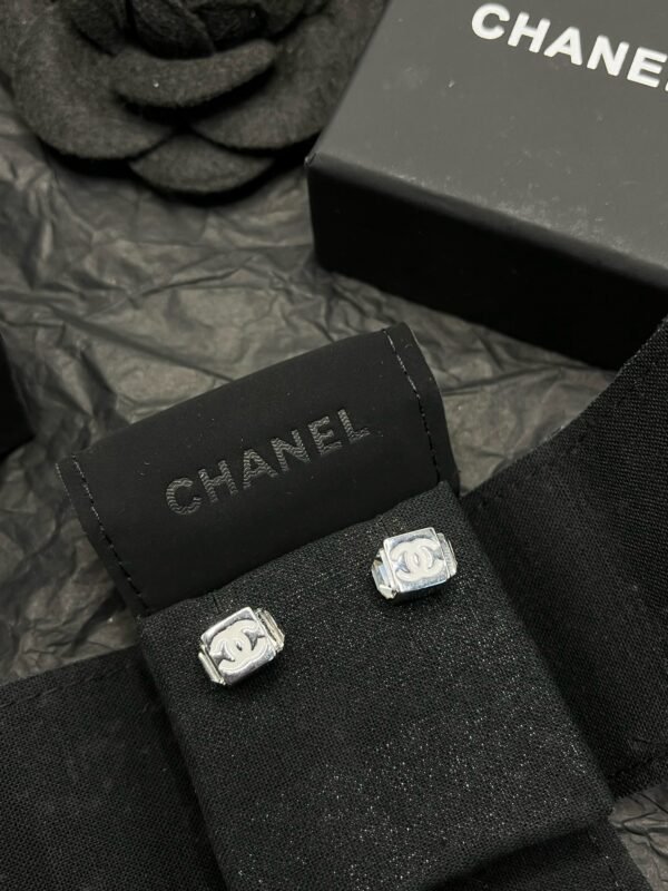 Princess Cut Diamond Earring - Image 11