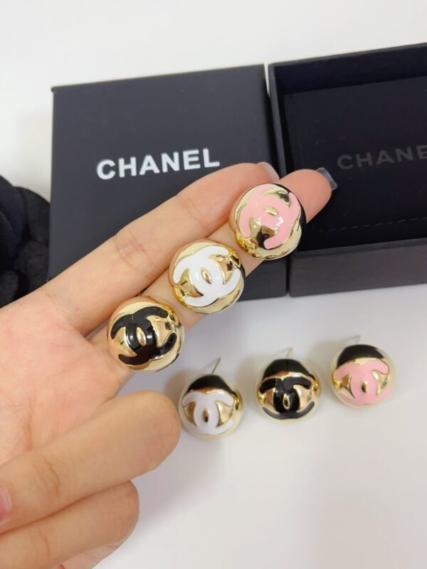 Round Cut Gold Earring - Image 2