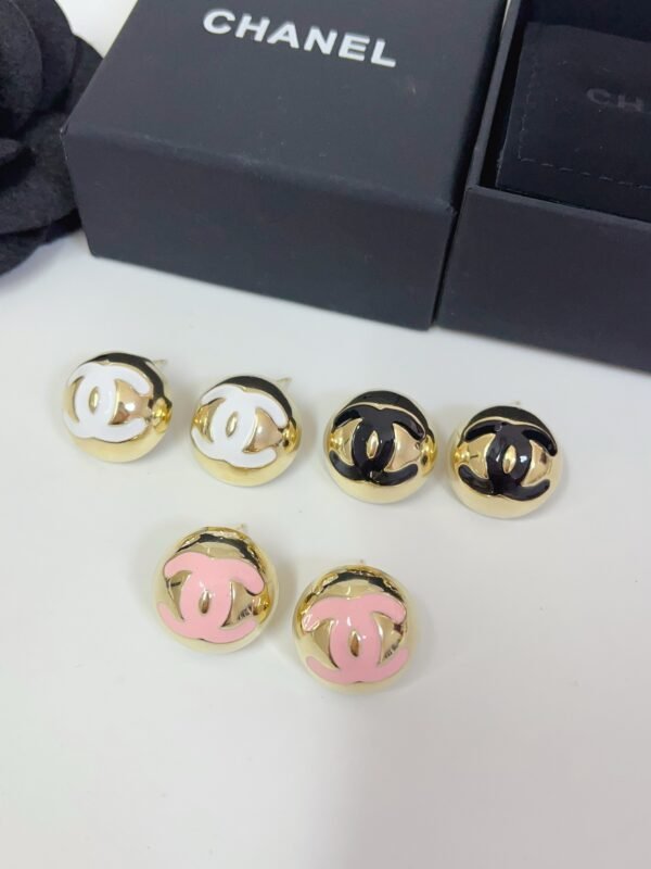 Round Cut Gold Earring - Image 3
