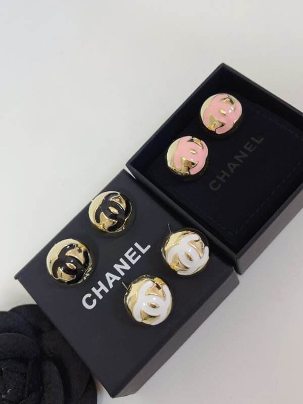 Round Cut Gold Earring - Image 9