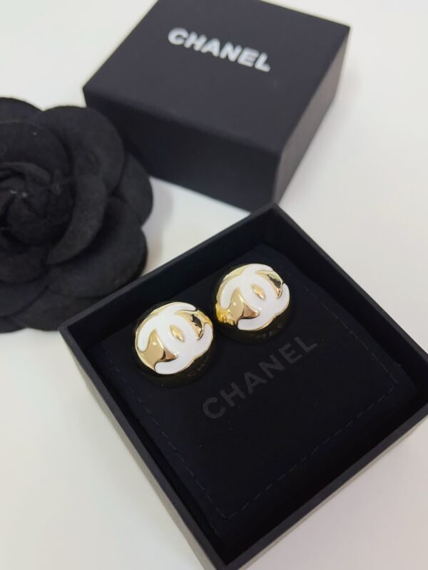 Round Cut Gold Earring - Image 10