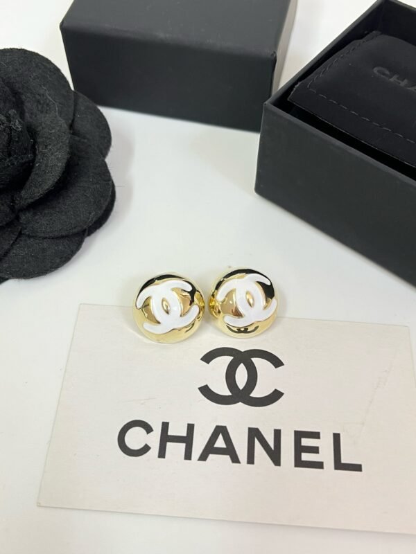 Round Cut Gold Earring - Image 11